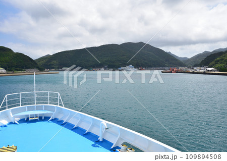 長崎県五島市の福江港から新上五島町の青方港までのフェリー旅風景 長崎県五島市の福江港から新上五島町の青方港までのフェリー旅風景 109894508
