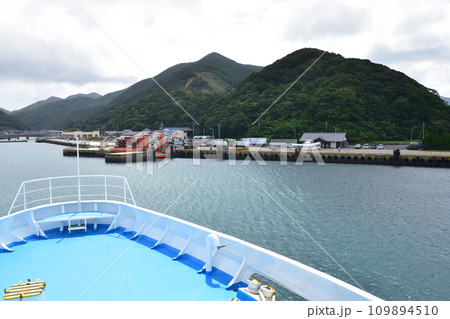 長崎県五島市の福江港から新上五島町の青方港までのフェリー旅風景 109894510