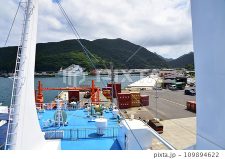長崎県五島市の福江港から新上五島町の青方港までのフェリー旅風景 長崎県五島市の福江港から新上五島町の青方港までのフェリー旅風景 109894622