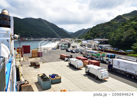 長崎県五島市の福江港から新上五島町の青方港までのフェリー旅風景 長崎県五島市の福江港から新上五島町の青方港までのフェリー旅風景 109894624