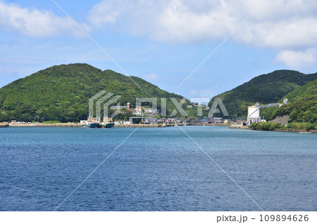 長崎県五島市の福江港から新上五島町の青方港までのフェリー旅風景 109894626