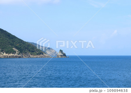 長崎県五島市の福江港から新上五島町の青方港までのフェリー旅風景 109894638