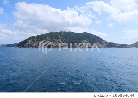長崎県五島市の福江港から新上五島町の青方港までのフェリー旅風景 長崎県五島市の福江港から新上五島町の青方港までのフェリー旅風景 109894644