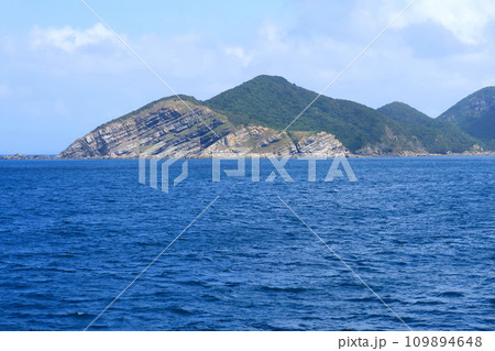 長崎県五島市の福江港から新上五島町の青方港までのフェリー旅風景 109894648