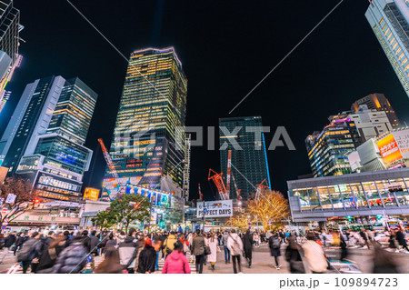 日本の東京都市景観 師走の慌ただしさ…賑わう渋谷。光と影…明日への叡智、希望の光・輝きの時代へ… 109894723