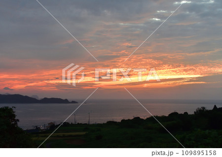 長崎県五島市の大津展望台付近からの朝日と市内の朝景色 長崎県五島市の大津展望台付近からの朝日と市内の朝景色 109895158