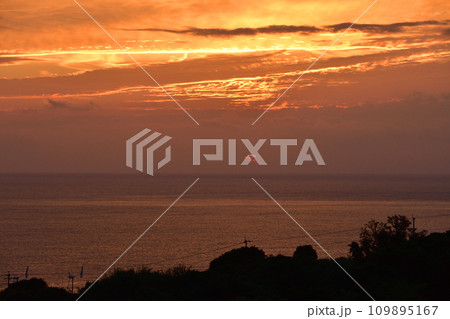 長崎県五島市の大津展望台付近からの朝日と市内の朝景色 109895167