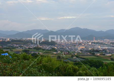 長崎県五島市の大津展望台付近からの朝日と市内の朝景色 長崎県五島市の大津展望台付近からの朝日と市内の朝景色 109895185
