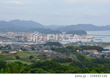長崎県五島市の大津展望台付近からの朝日と市内の朝景色 長崎県五島市の大津展望台付近からの朝日と市内の朝景色 109895186