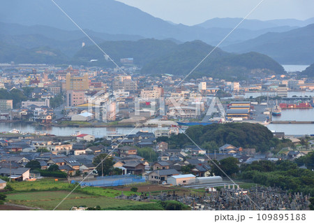 長崎県五島市の大津展望台付近からの朝日と市内の朝景色 109895188
