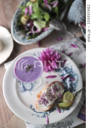 紫芋のスープとサラダ 紫芋のスープとサラダ 109895662