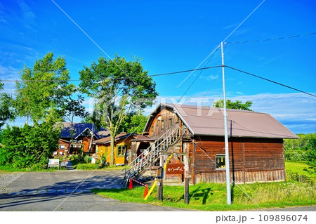 あるうのぱいんの景観 (北海道美瑛町) あるうのぱいんの景観 (北海道美瑛町) 109896074