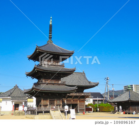 青空と岡山西大寺 三重塔 青空と岡山西大寺 三重塔 109896167