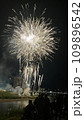花火　河川敷　花火大会 109896542