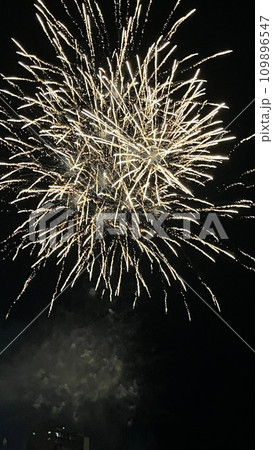 花火　河川敷　花火大会 109896547