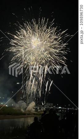 花火　河川敷　花火大会 109896730