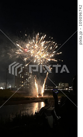 花火　河川敷　花火大会 109896742