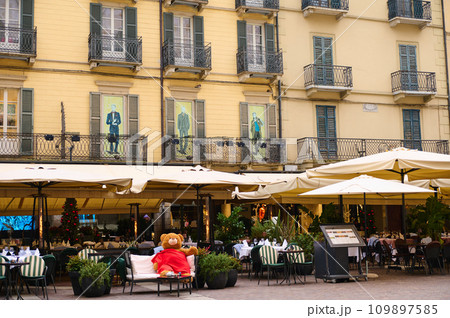 Beautiful street with outdoor cafe, decorated for Christmas in the center of Italian city of Como in Lombardy 109897585