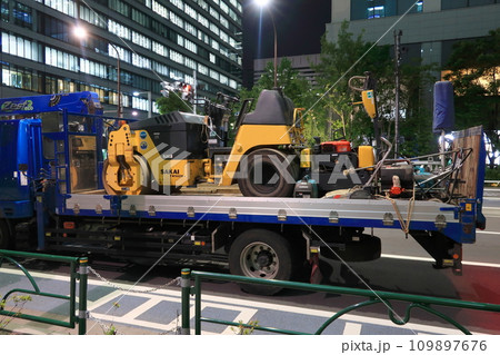 夜間にトラックに載せて移動するコンバインドローラー類 109897676