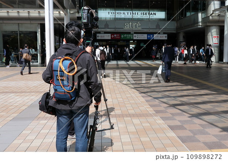 東京都品川駅港南口でのニュース映像撮影 109898272