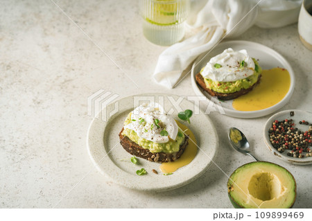 Avocado toast with poached egg 109899469