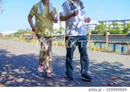 健康のためにウォーキングするアクティブシニアの男女夫婦　ダイエット　運動　健康習慣　散歩　 109900604