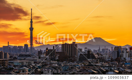 「東京都」美しい都会の夕空と東京スカイツリー 109903637