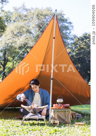 ソロキャンプ 男性 ソロキャンプ 男性 109904086