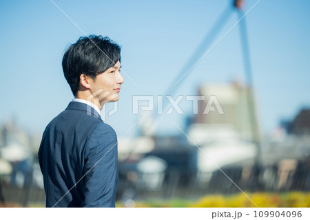 スーツを着た若い男性 109904096