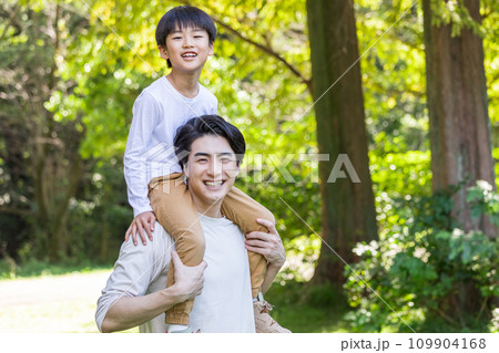 子供を肩車する父親 育児に積極的な父親 子供を肩車する父親 育児に積極的な父親 109904168