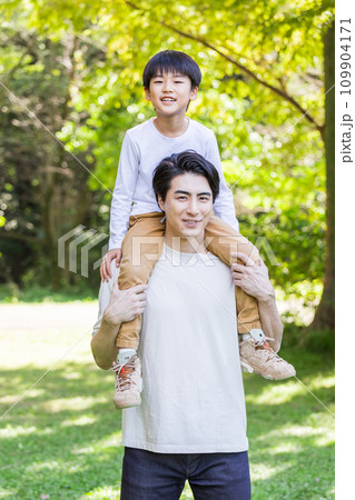 子供を肩車する父親　育児に積極的な父親 109904171