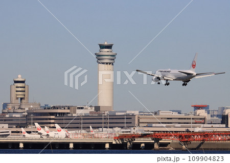 羽田空港に着陸する旅客機 109904823