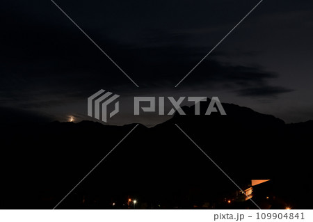 アサヨ峰付近に沈む月齢2.7の十一月の細い月 109904841