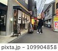 路地裏でお店を探しているカップル　大阪　天満 109904858