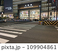 夜景　JR大阪駅ビル前の信号 109904861