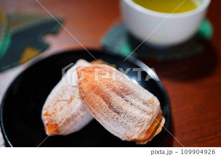 塗りの皿に乗った干し柿 塗りの皿に乗った干し柿 109904926