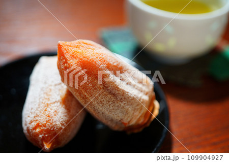 塗りの皿に乗った干し柿 109904927