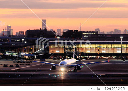 夕焼けを背景に出発する旅客機 夕焼けを背景に出発する旅客機 109905206