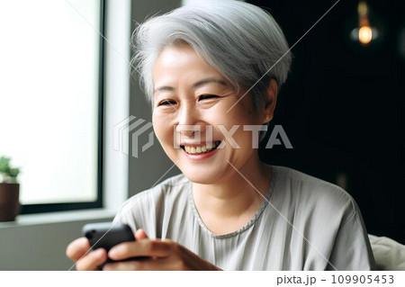 スマホゲームを楽しむ高齢女性　AI生成 109905453