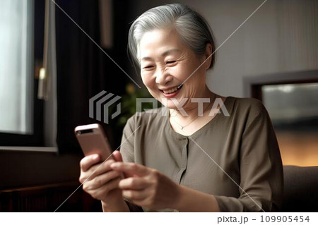 スマホゲームを楽しむ高齢女性　AI生成 109905454