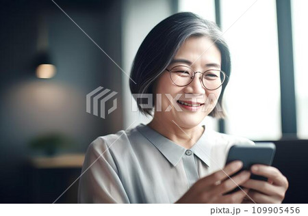 スマホゲームを楽しむ高齢女性　AI生成 109905456