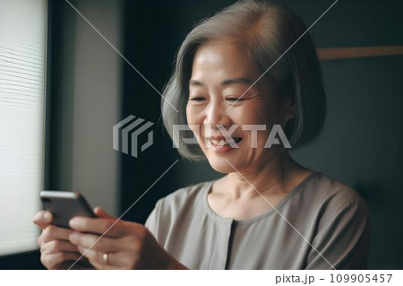 スマホゲームを楽しむ高齢女性　AI生成 109905457