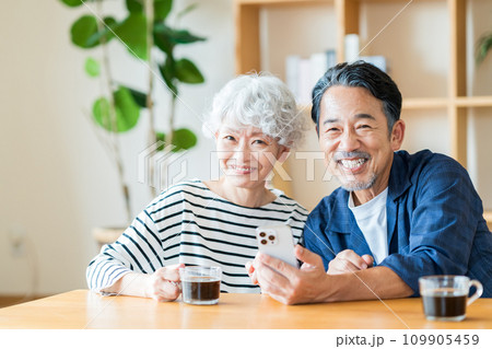 一緒にスマホを見ているシニア夫婦。 109905459