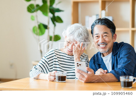 一緒にスマホを見ているシニア夫婦。 109905460