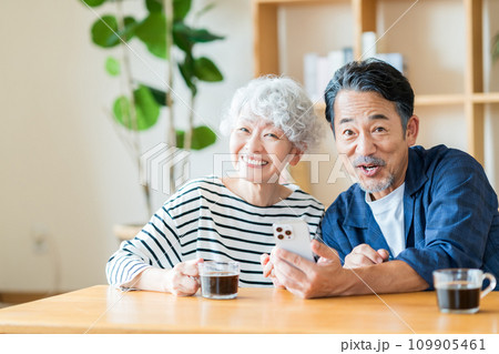 一緒にスマホを見ているシニア夫婦。 109905461