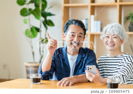 一緒にスマホを見ているシニア夫婦。 一緒にスマホを見ているシニア夫婦。 109905475