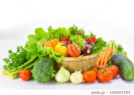 色んな種類の新鮮な野菜 109905595