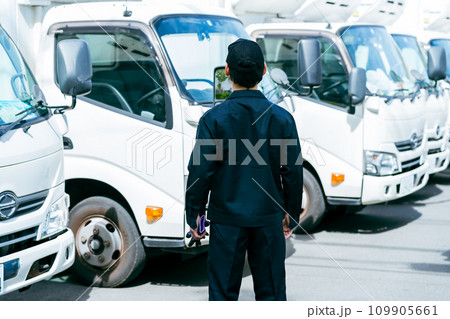 トラックの前に立つ若い男性 109905661