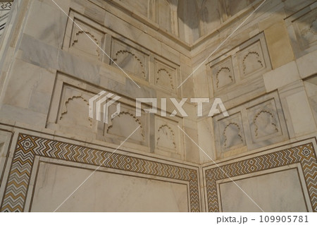 インド アーグラ タージ･マハル 墓廟外壁の大理石彫刻 109905781