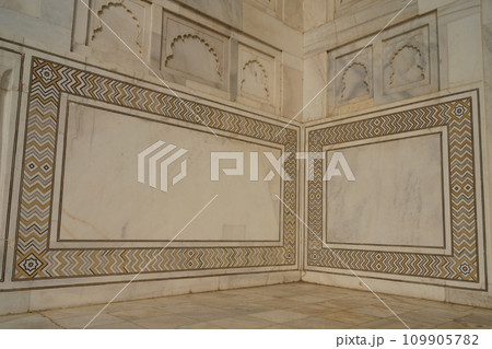 インド アーグラ タージ･マハル 墓廟の外壁装飾 109905782